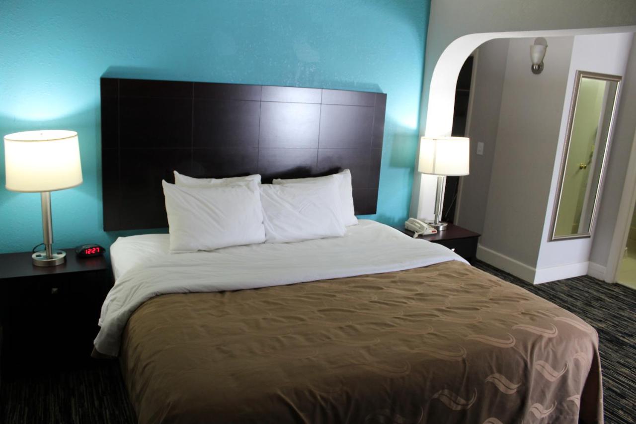 King Suite - Accessible/Non Smoking at Quality Inn Crossville Near Cumberland Mountain State Park