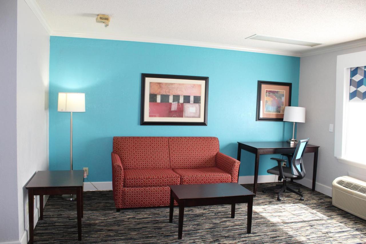 King Suite - Accessible/Non Smoking at Quality Inn Crossville Near Cumberland Mountain State Park