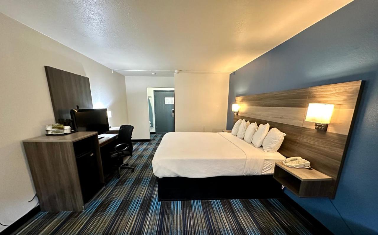 1 King Bed, Mobility/Hearing Accessible Room, Roll-In Shower, Non-Smoking at Baymont by Wyndham Kansas City KU Medical Center