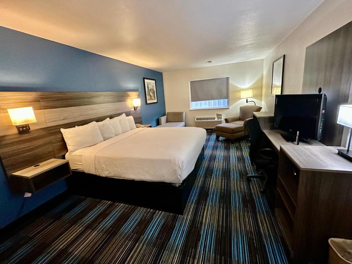 1 King Bed, Mobility/Hearing Accessible Room, Roll-In Shower, Non-Smoking at Baymont by Wyndham Kansas City KU Medical Center