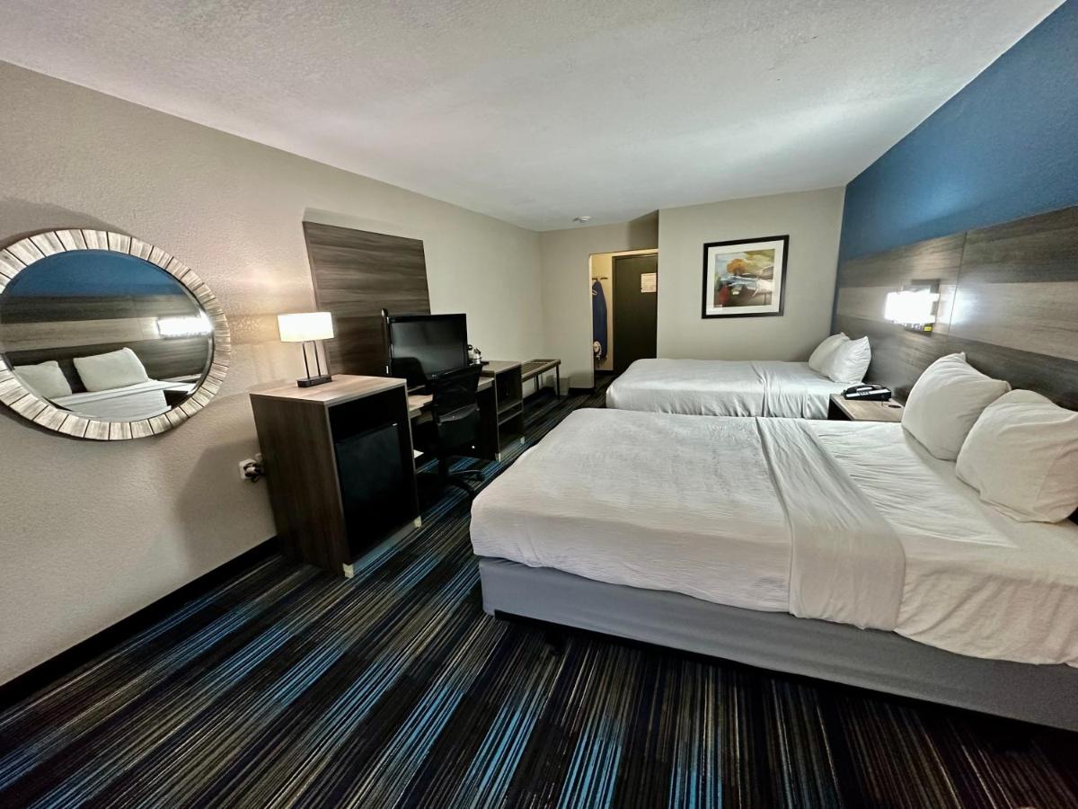 Deluxe Queen Room - Mobility Access/Non-Smoking at Baymont by Wyndham Kansas City KU Medical Center