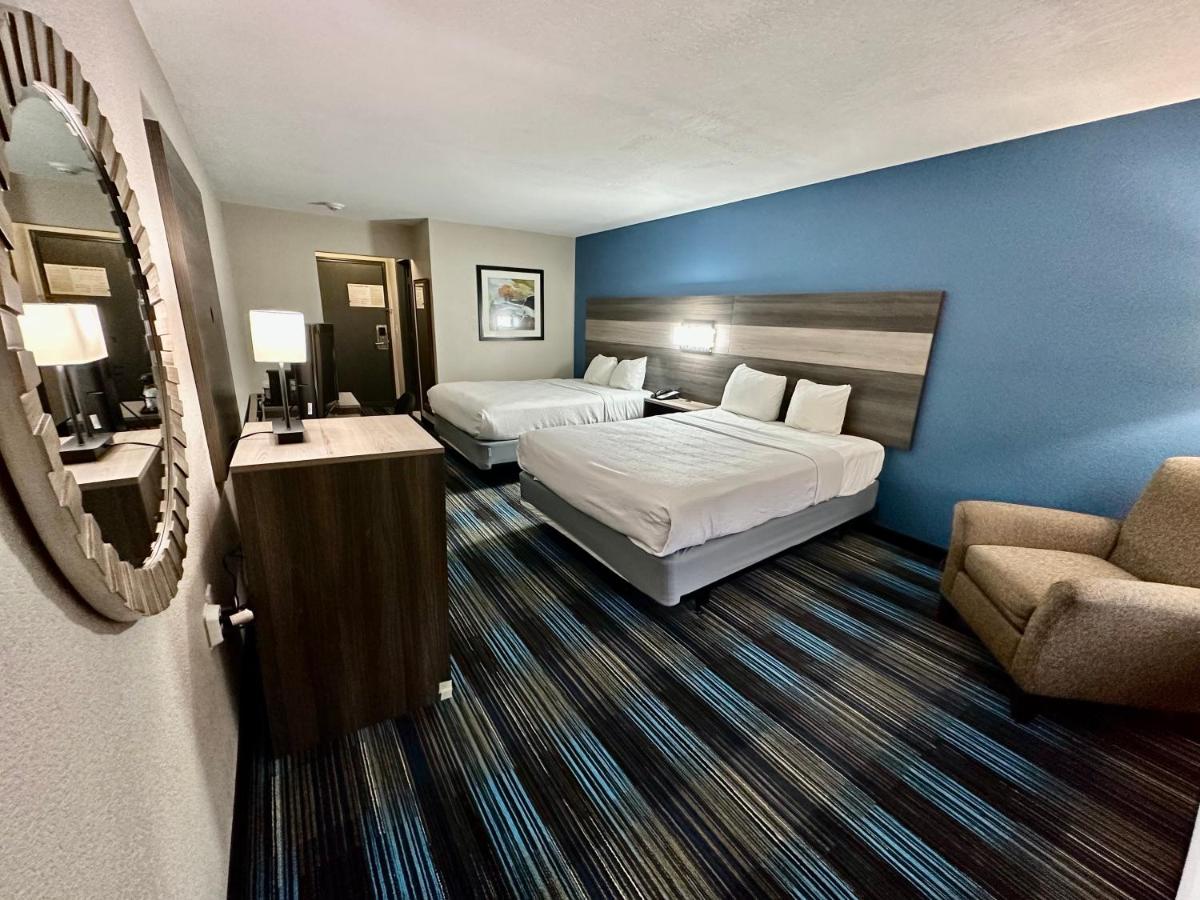 Deluxe Queen Room - Mobility Access/Non-Smoking at Baymont by Wyndham Kansas City KU Medical Center
