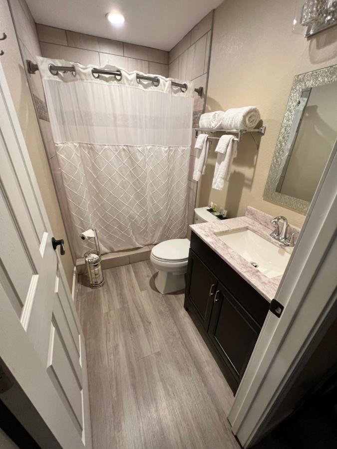 King Room at Lantern Light Inn - Romantic Getaway