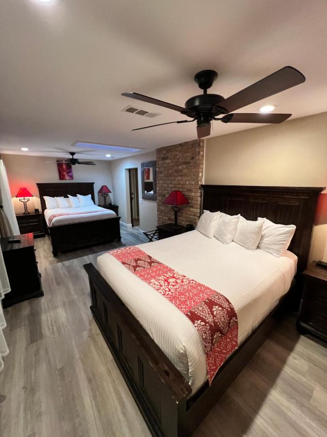 Deluxe Queen Suite at Lantern Light Inn - Romantic Getaway