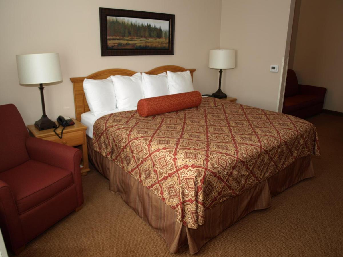 | Savanna Inn & Suites