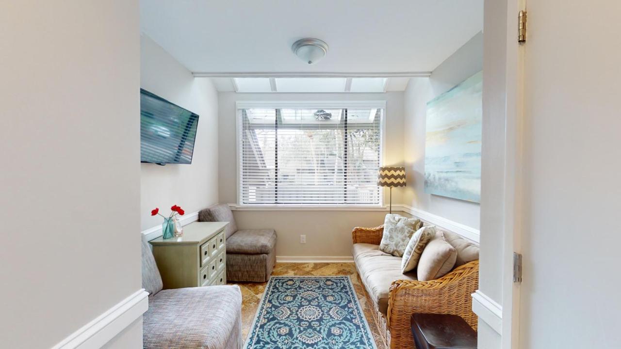 | 910 Inverness Village
