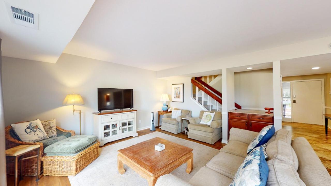 | 910 Inverness Village