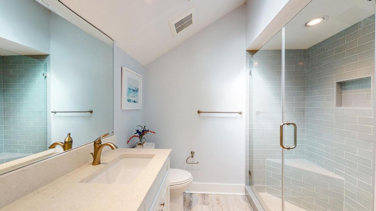 | 910 Inverness Village