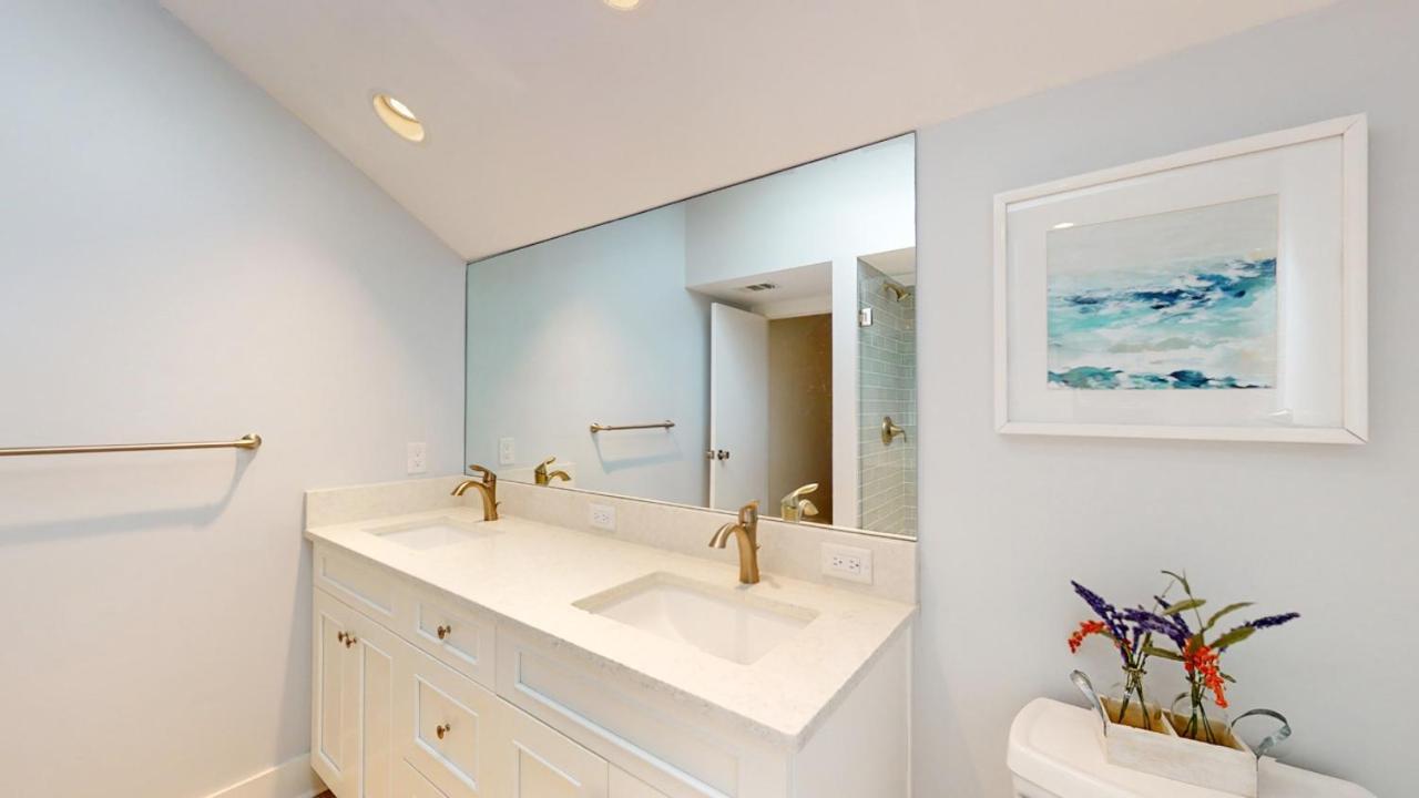 | 910 Inverness Village