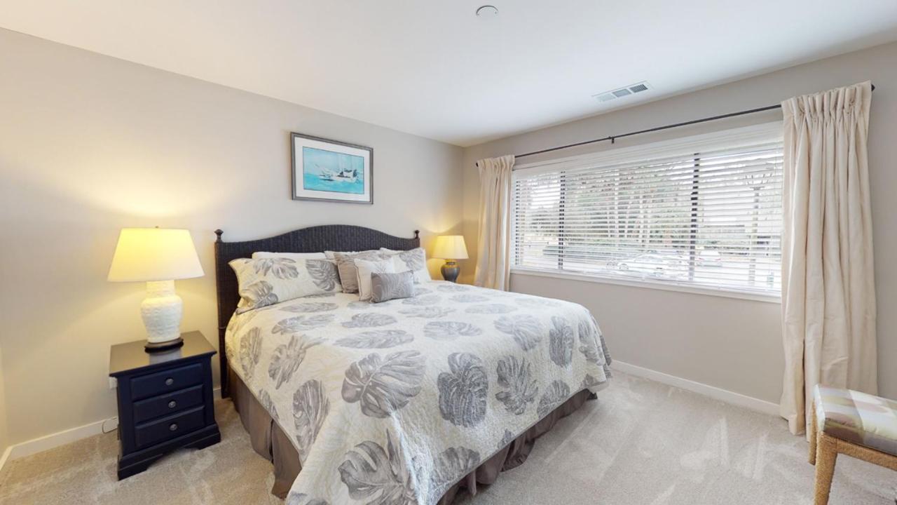| 910 Inverness Village