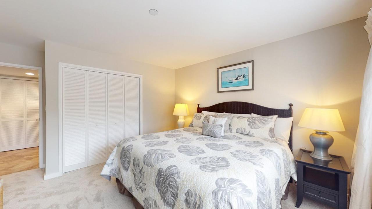 | 910 Inverness Village
