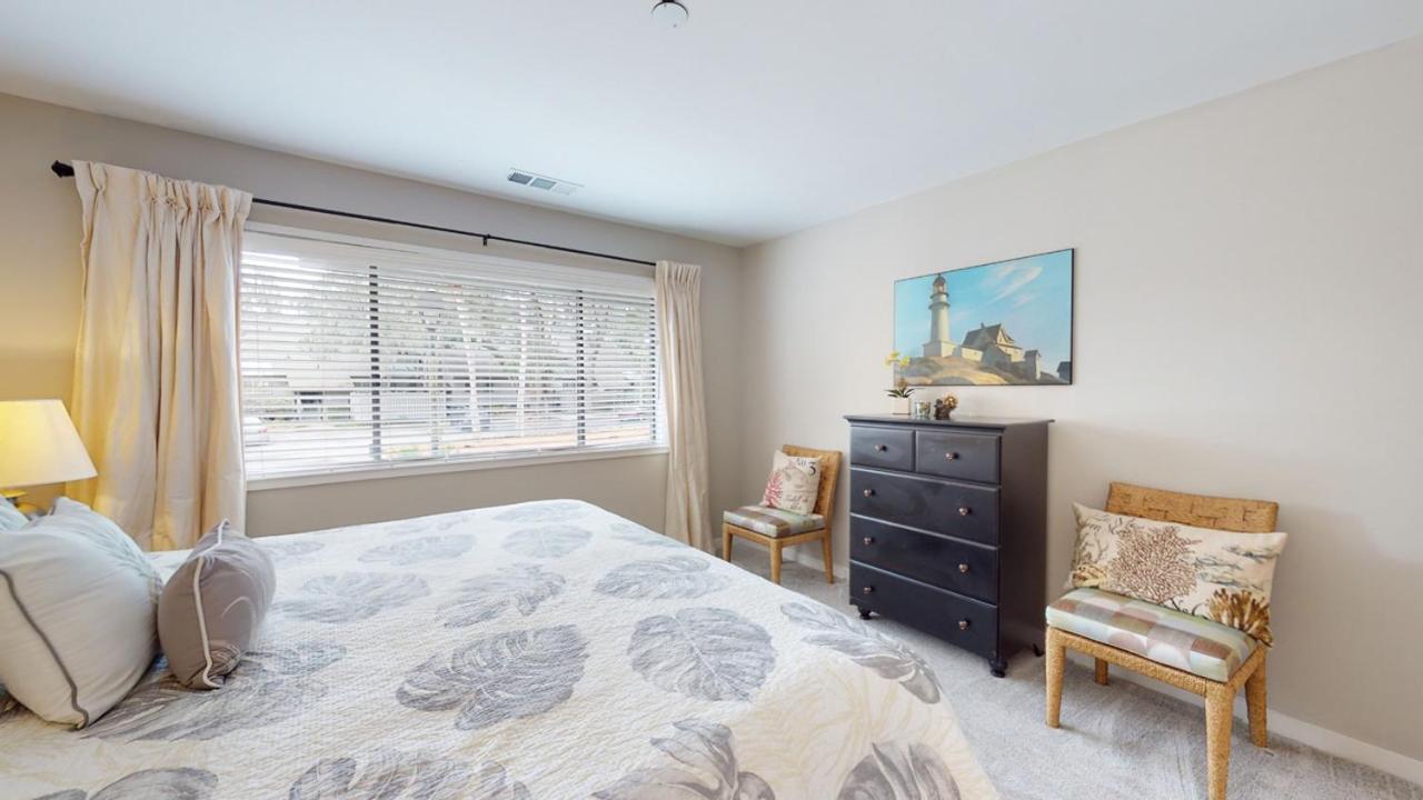 | 910 Inverness Village