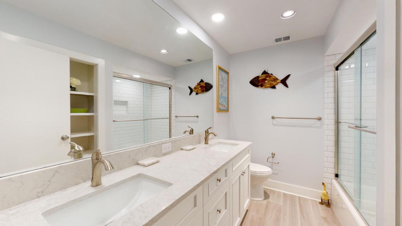 | 910 Inverness Village