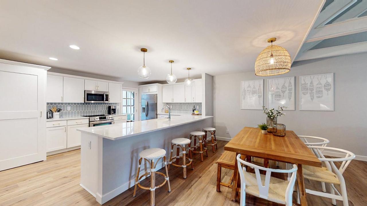 | 727 Queens Grant