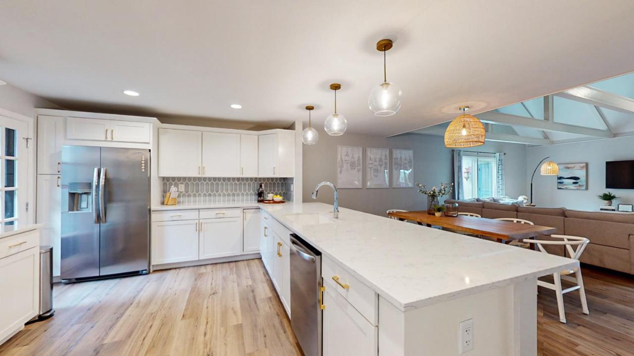 | 727 Queens Grant