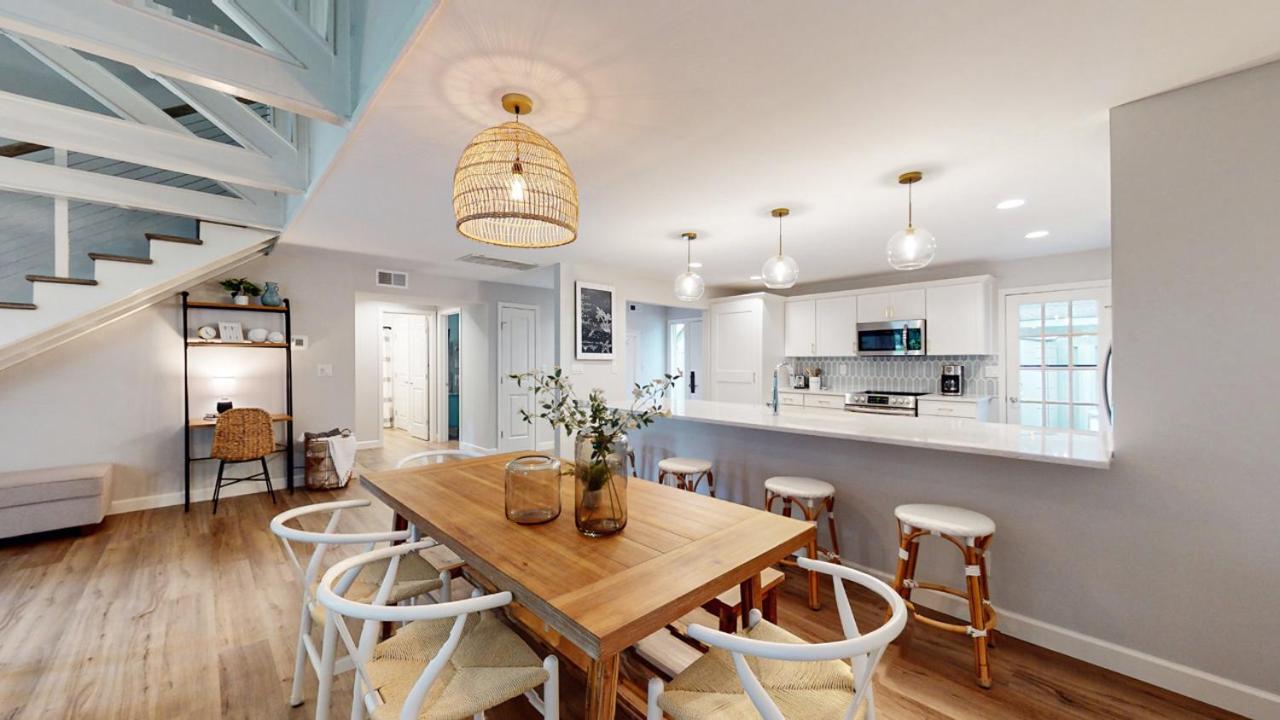| 727 Queens Grant