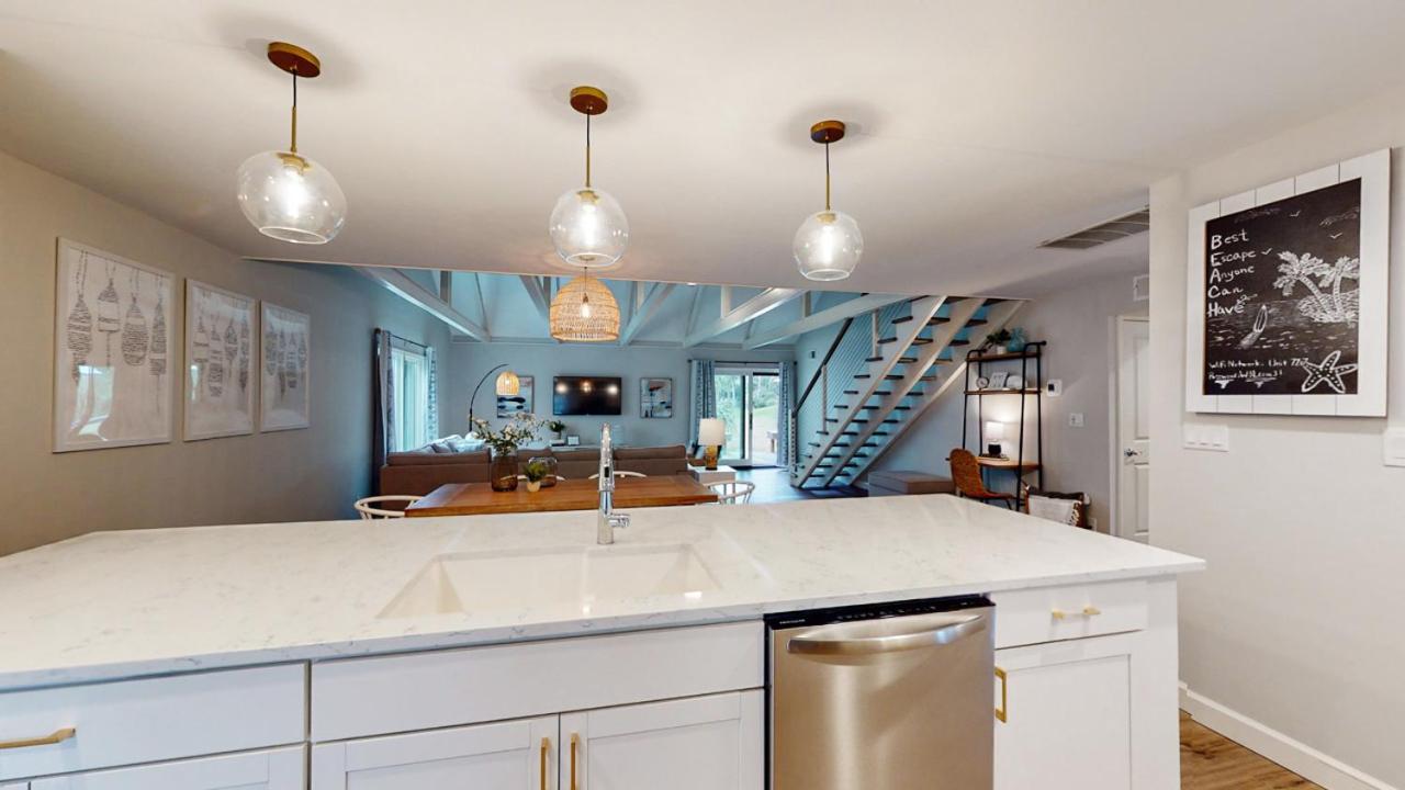 | 727 Queens Grant