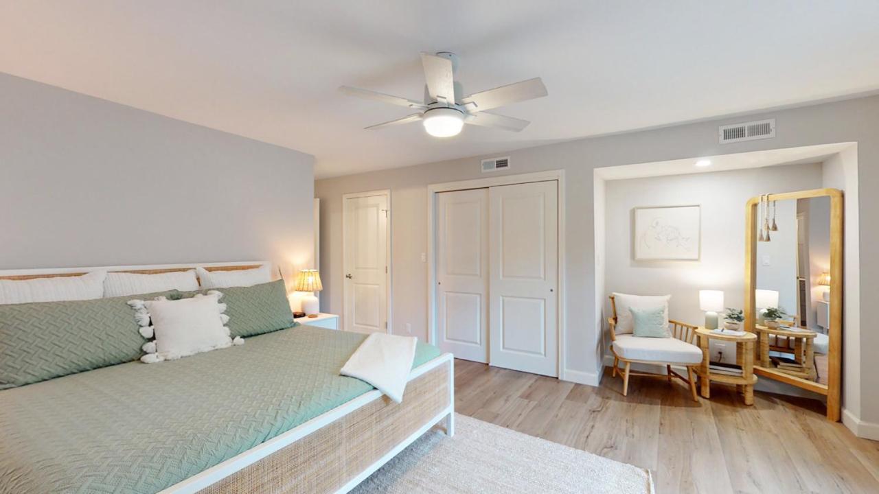 | 727 Queens Grant