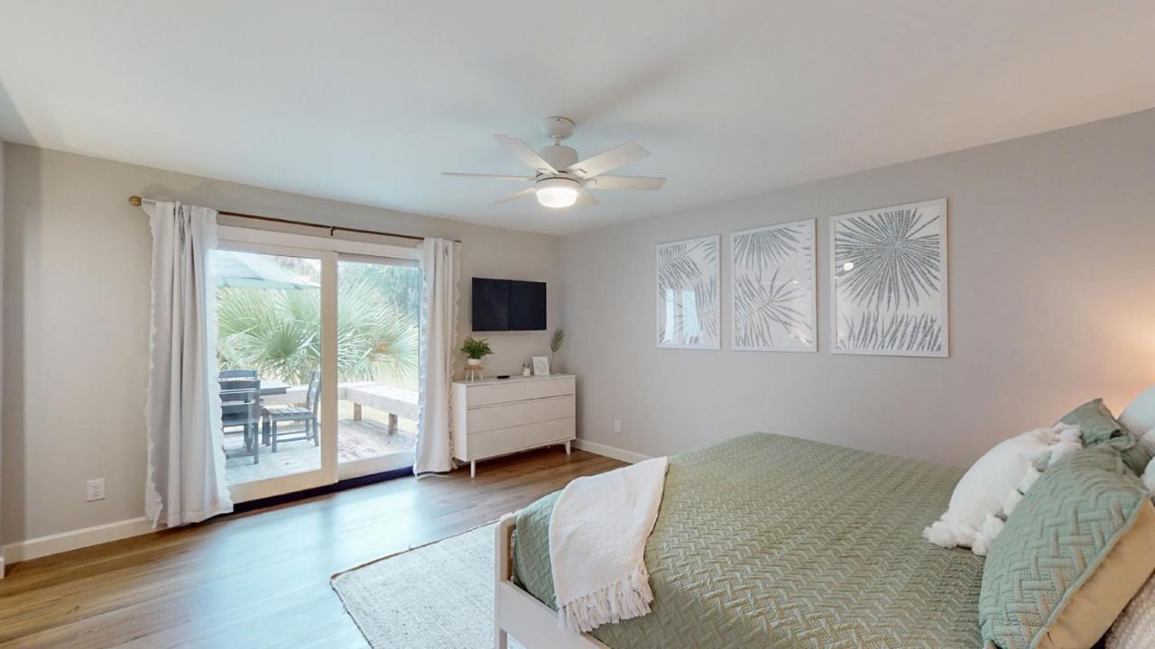 | 727 Queens Grant