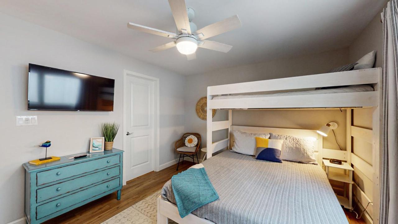 | 727 Queens Grant