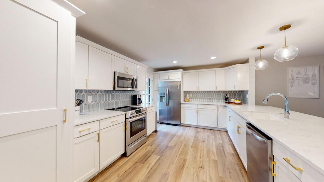 | 727 Queens Grant