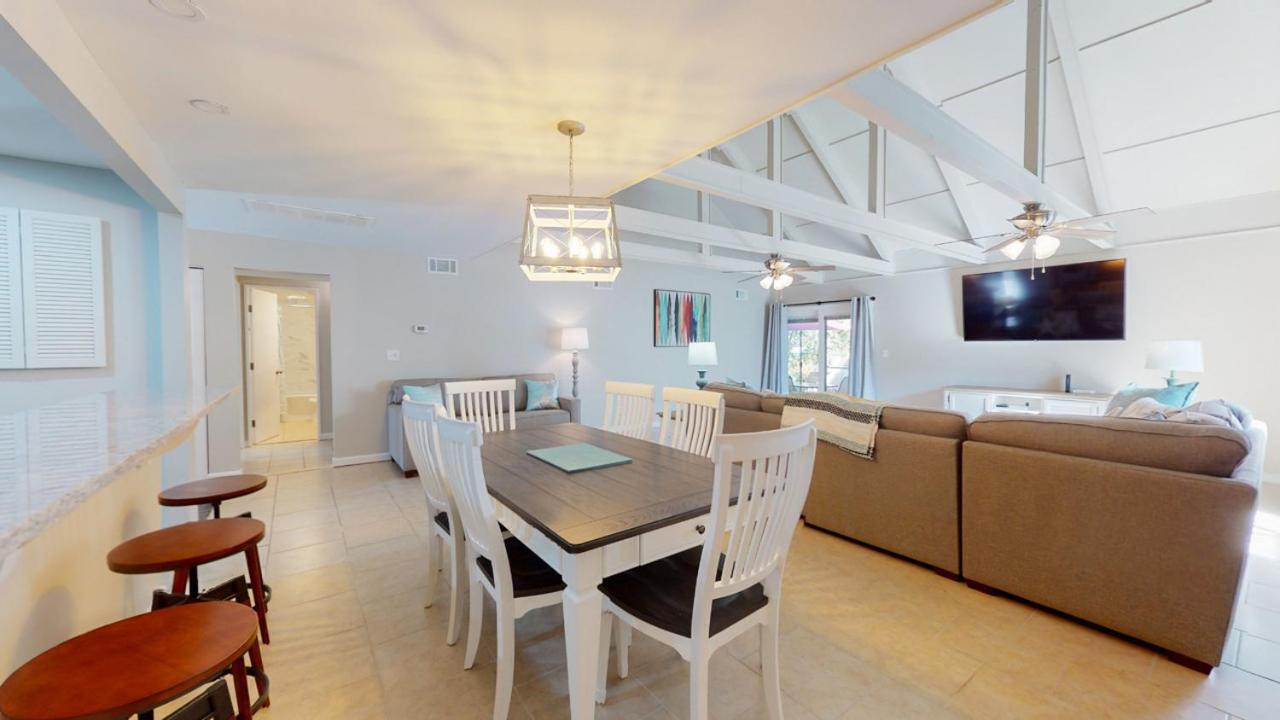  | 525 Queens Grant