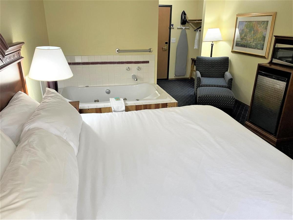King Room with Spa Bath at City Express by Marriott Bemidji