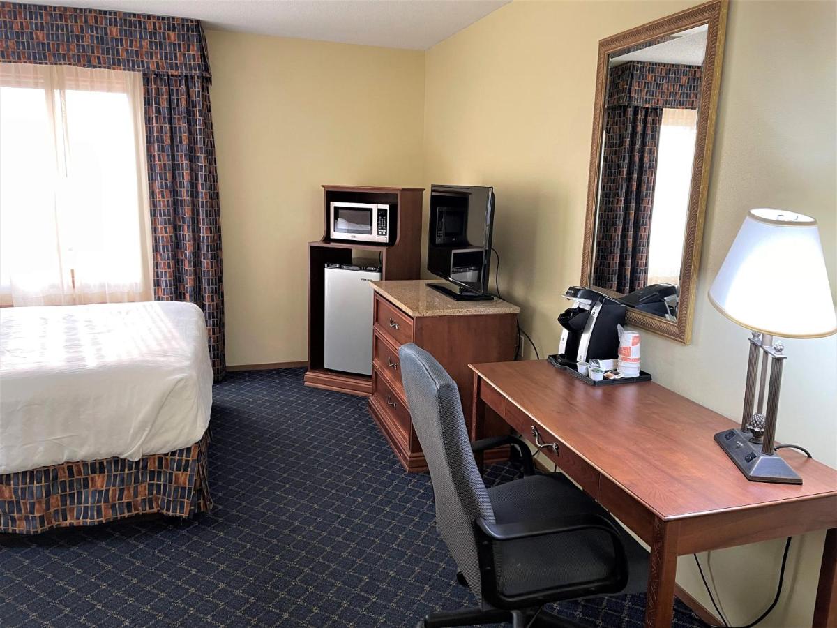 Queen Room at City Express by Marriott Bemidji