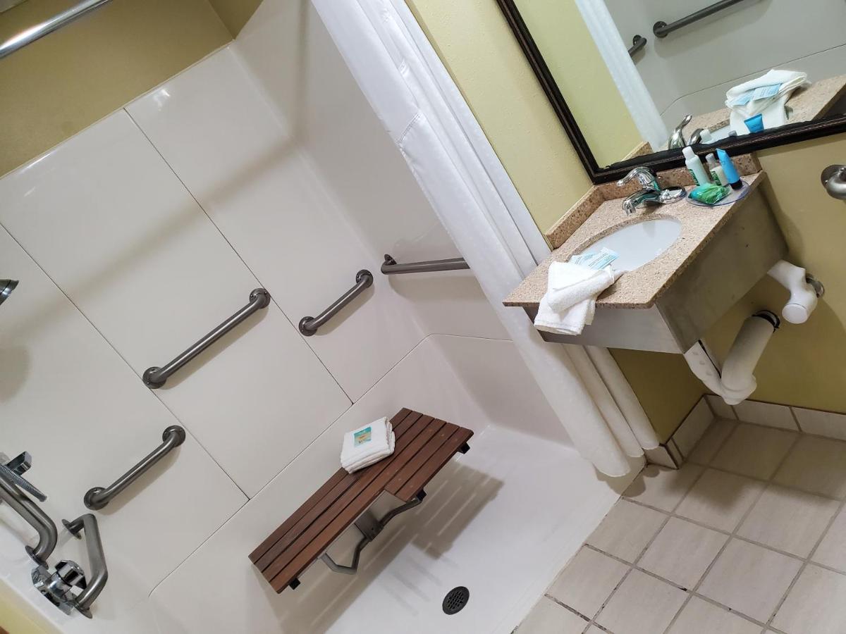 Queen Room - Disability Access at City Express by Marriott Bemidji
