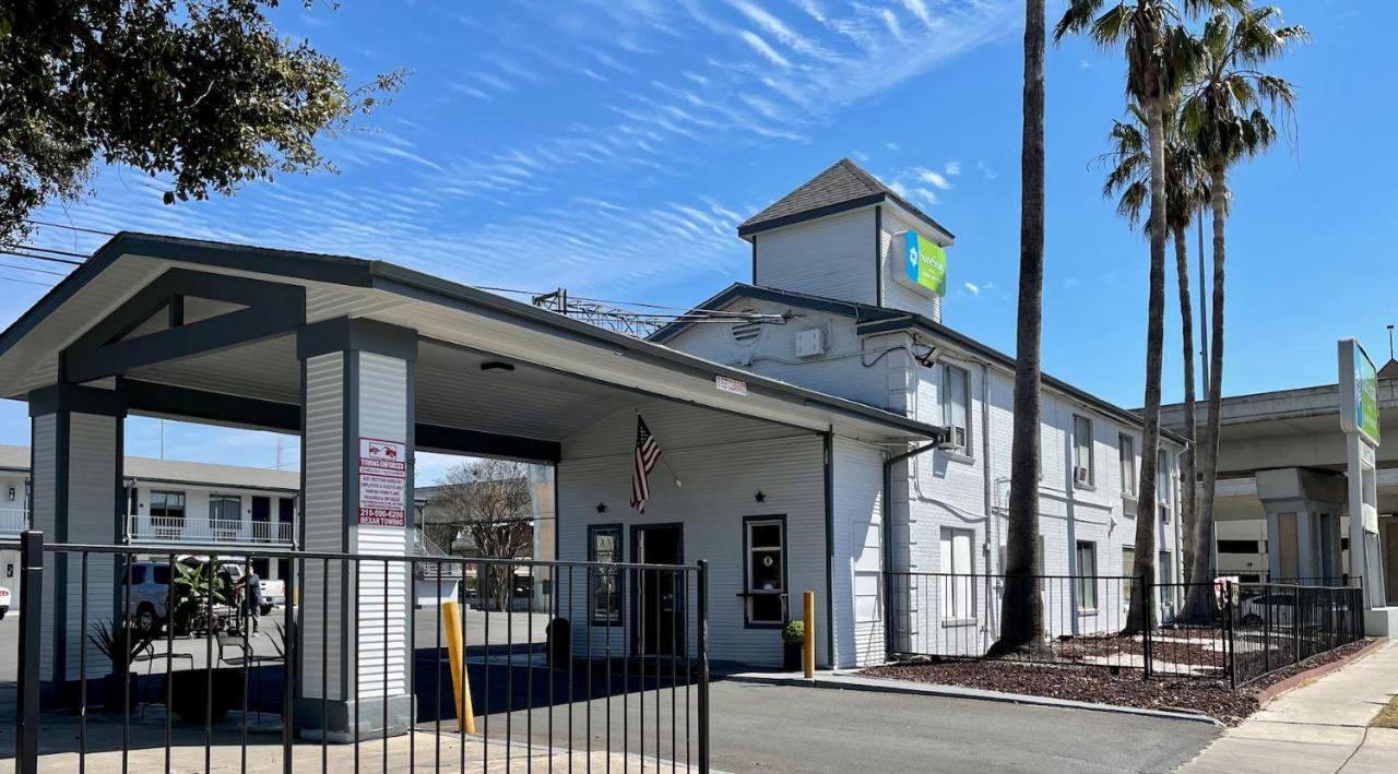  | SureStay Hotel by Best Western San Antonio Riverwalk