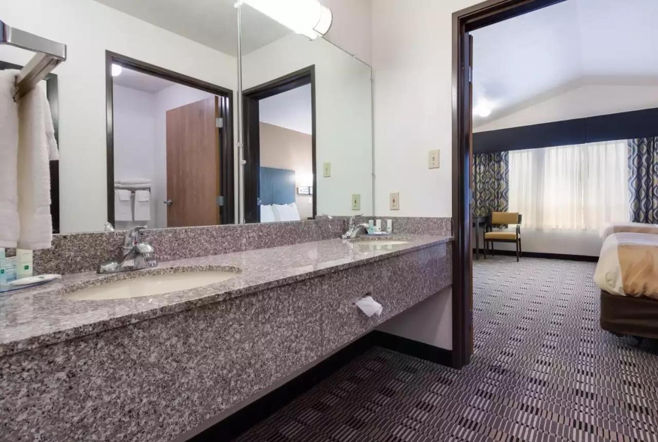 | QualityInn & Suites