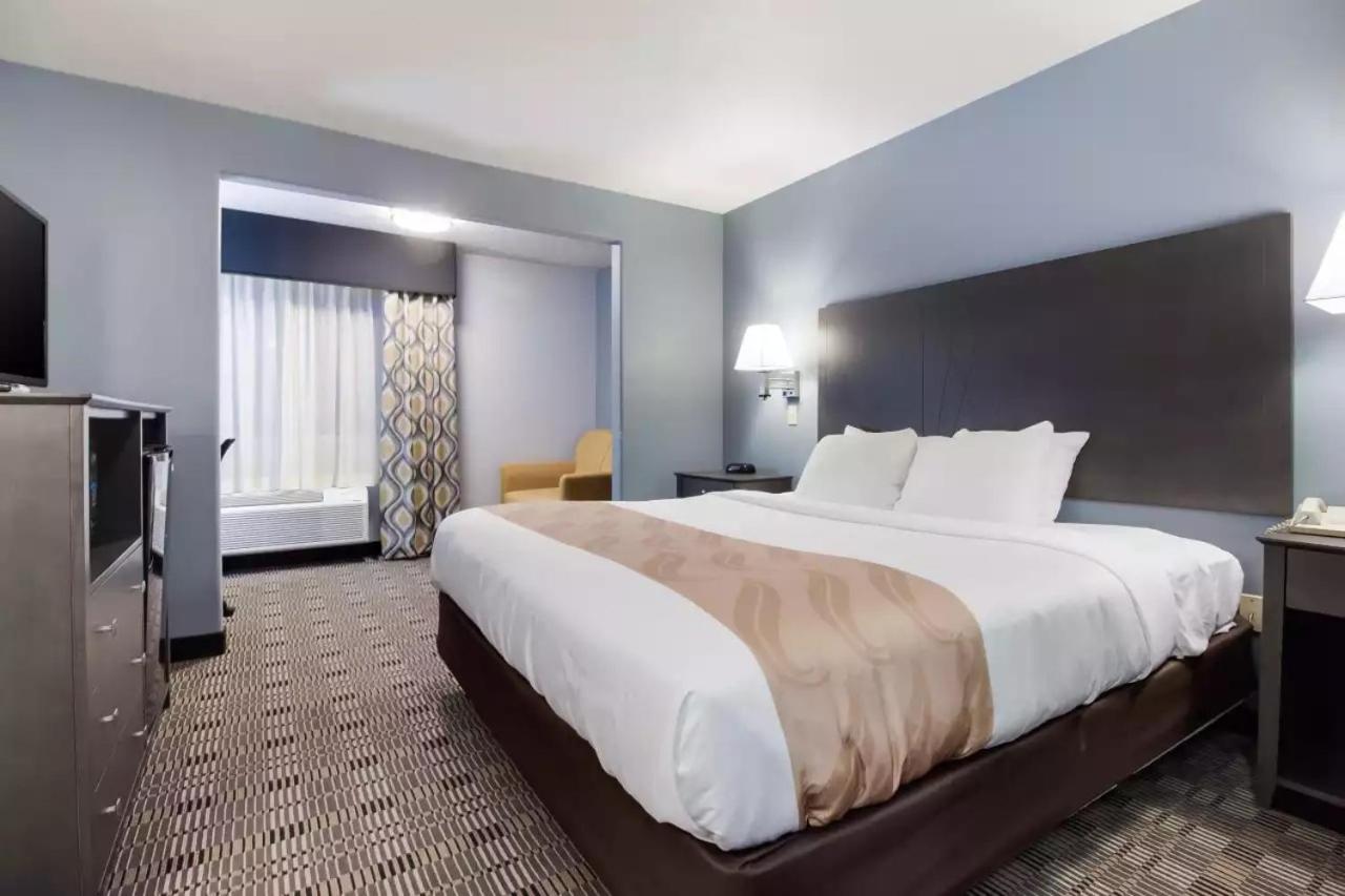 | QualityInn & Suites