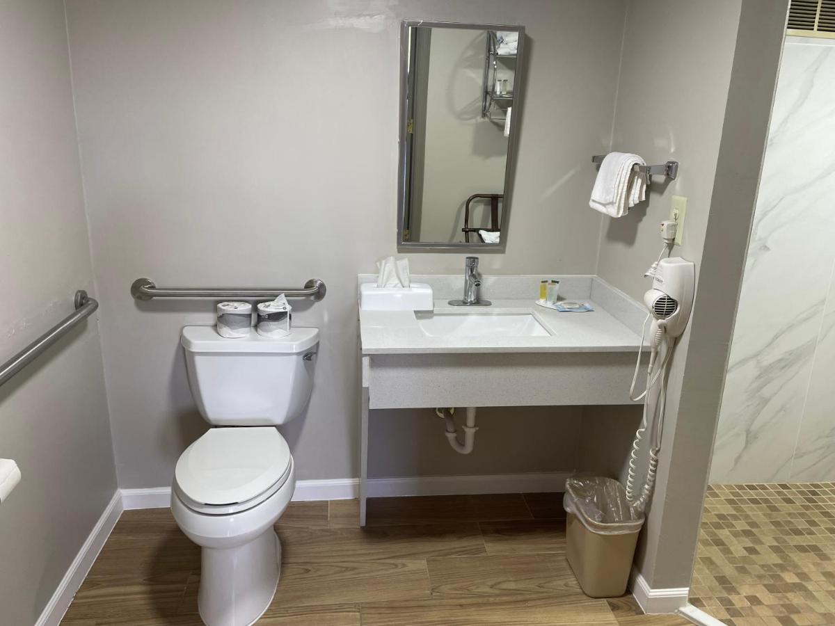 King Room - Mobility Access/Non-Smoking at Days Inn by Wyndham Valdosta/Near Valdosta Mall