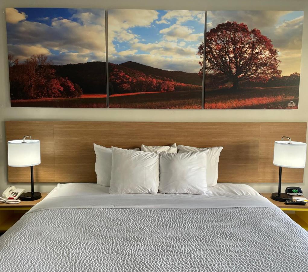 King Studio Suite - Non-Smoking at Days Inn by Wyndham Valdosta/Near Valdosta Mall