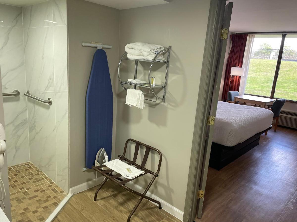 King Room - Mobility Access/Non-Smoking at Days Inn by Wyndham Valdosta/Near Valdosta Mall