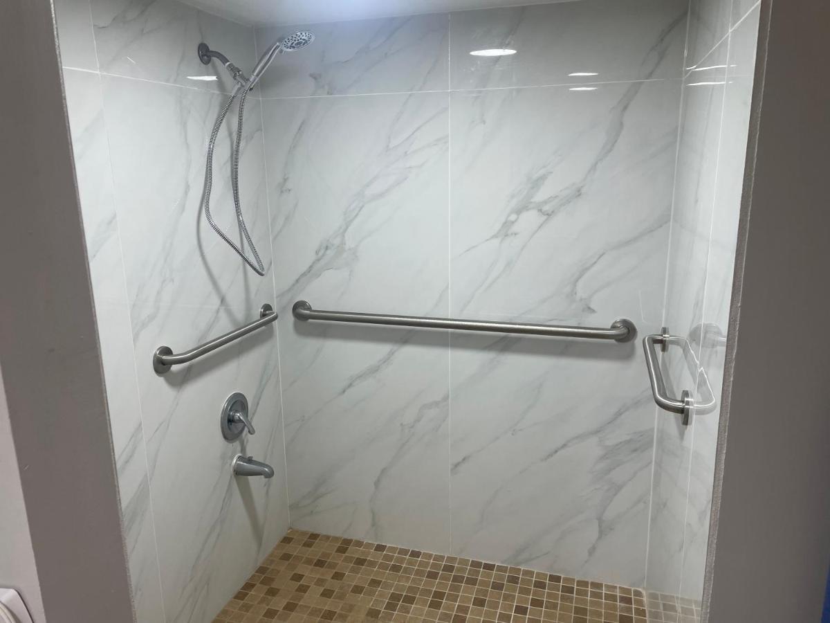 King Room - Mobility Access/Non-Smoking at Days Inn by Wyndham Valdosta/Near Valdosta Mall