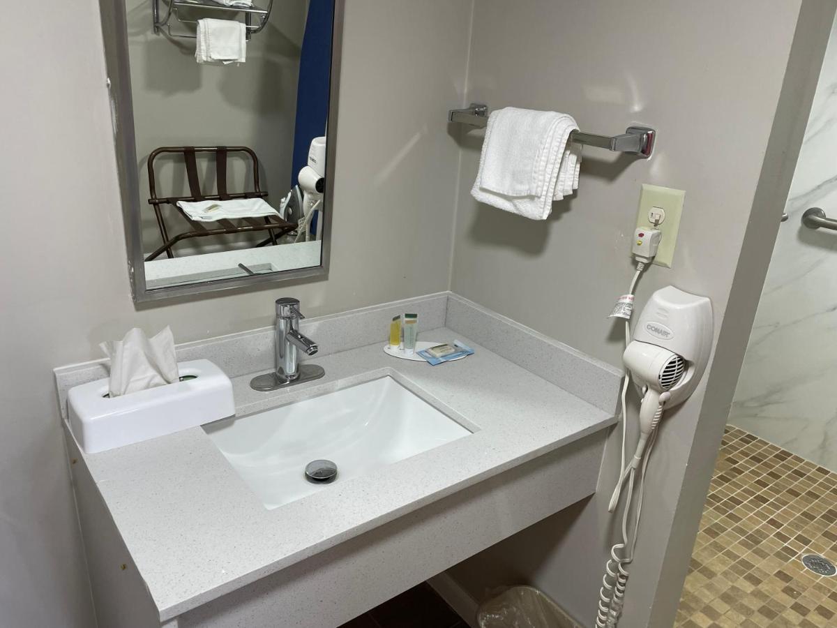 King Room - Mobility Access/Non-Smoking at Days Inn by Wyndham Valdosta/Near Valdosta Mall