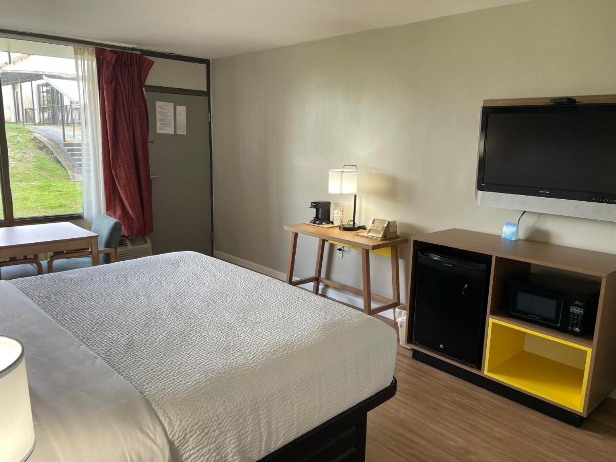 King Studio Suite - Non-Smoking at Days Inn by Wyndham Valdosta/Near Valdosta Mall