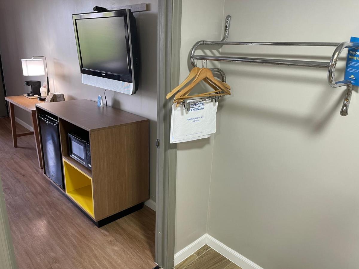 King Studio Suite - Non-Smoking at Days Inn by Wyndham Valdosta/Near Valdosta Mall