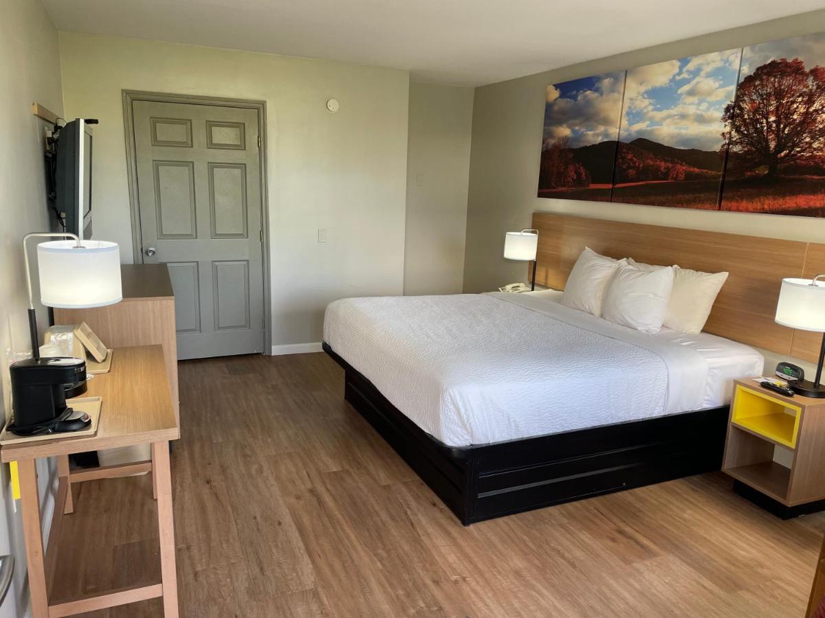 King Studio Suite - Non-Smoking at Days Inn by Wyndham Valdosta/Near Valdosta Mall