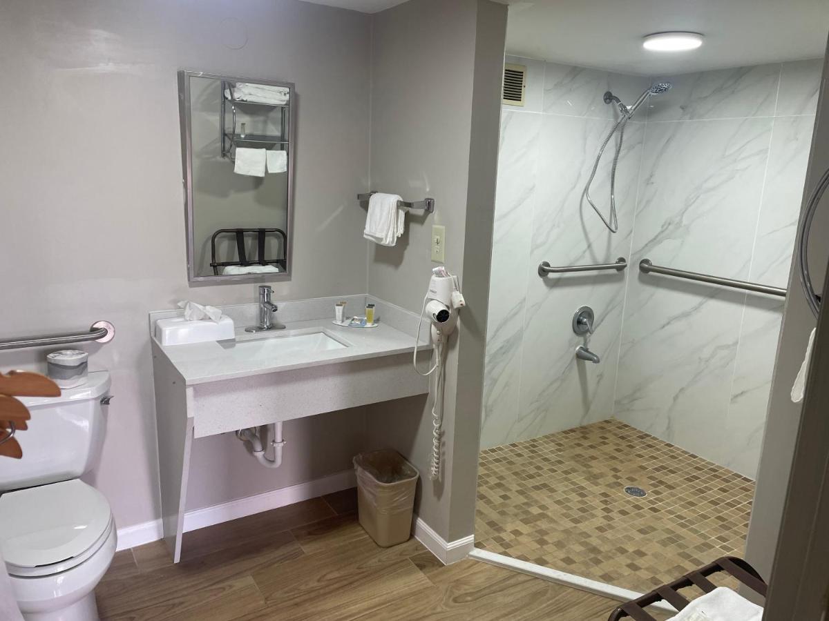 King Room - Mobility Access/Non-Smoking at Days Inn by Wyndham Valdosta/Near Valdosta Mall