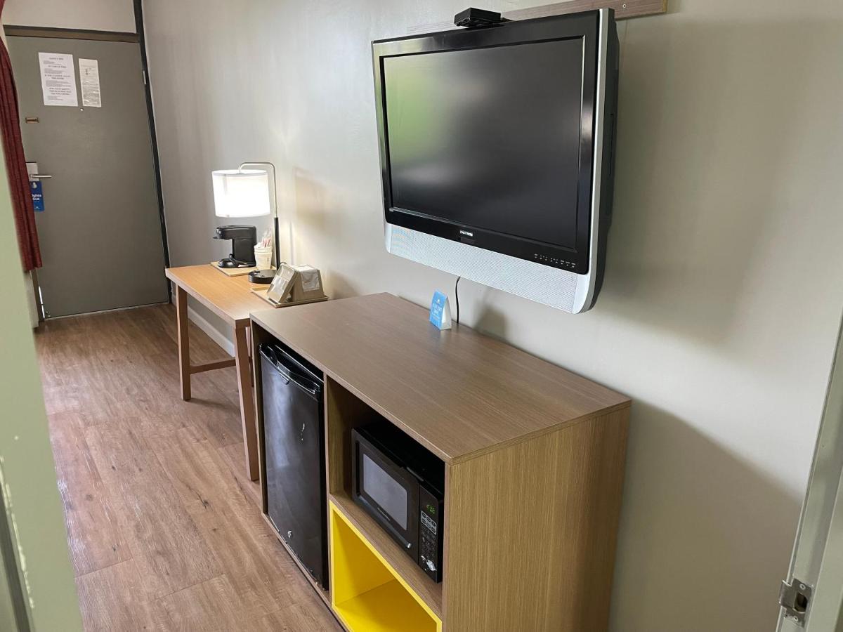 King Studio Suite - Non-Smoking at Days Inn by Wyndham Valdosta/Near Valdosta Mall