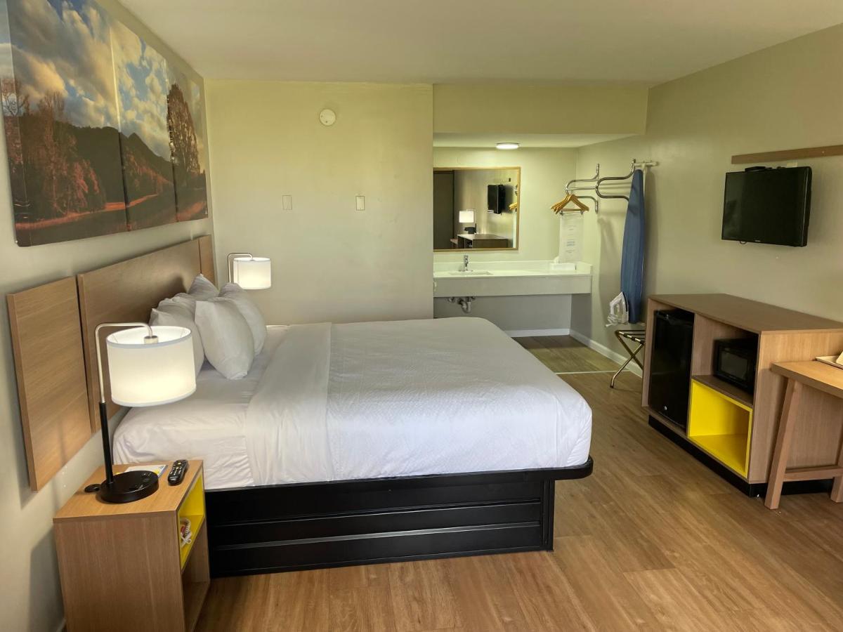 King Studio Suite - Non-Smoking at Days Inn by Wyndham Valdosta/Near Valdosta Mall