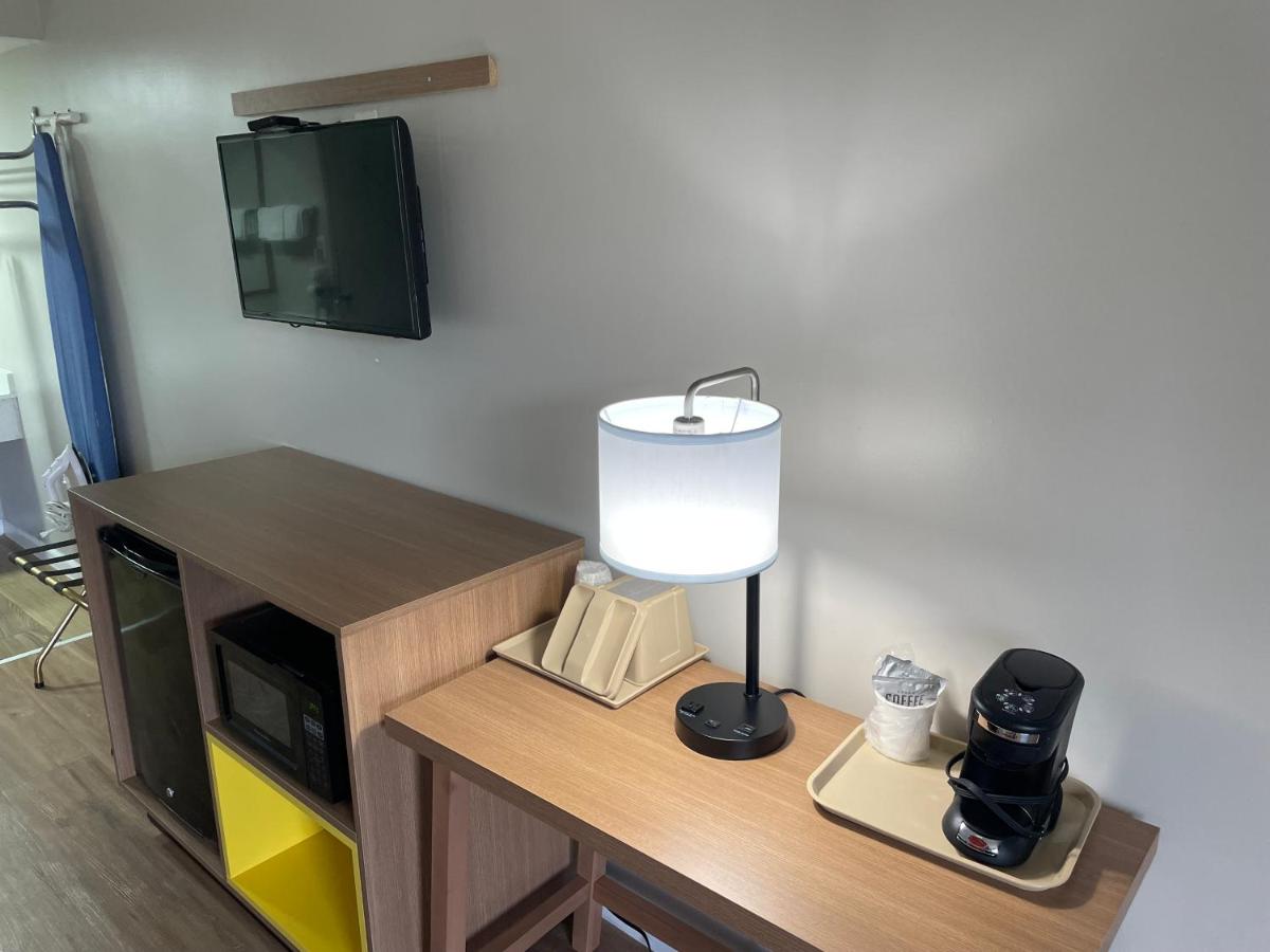 King Studio Suite - Non-Smoking at Days Inn by Wyndham Valdosta/Near Valdosta Mall