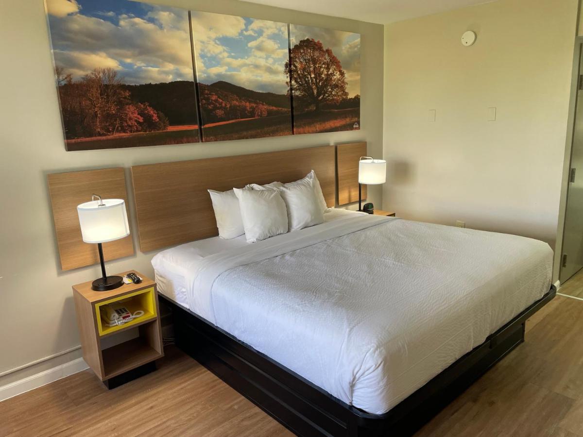 King Studio Suite - Non-Smoking at Days Inn by Wyndham Valdosta/Near Valdosta Mall