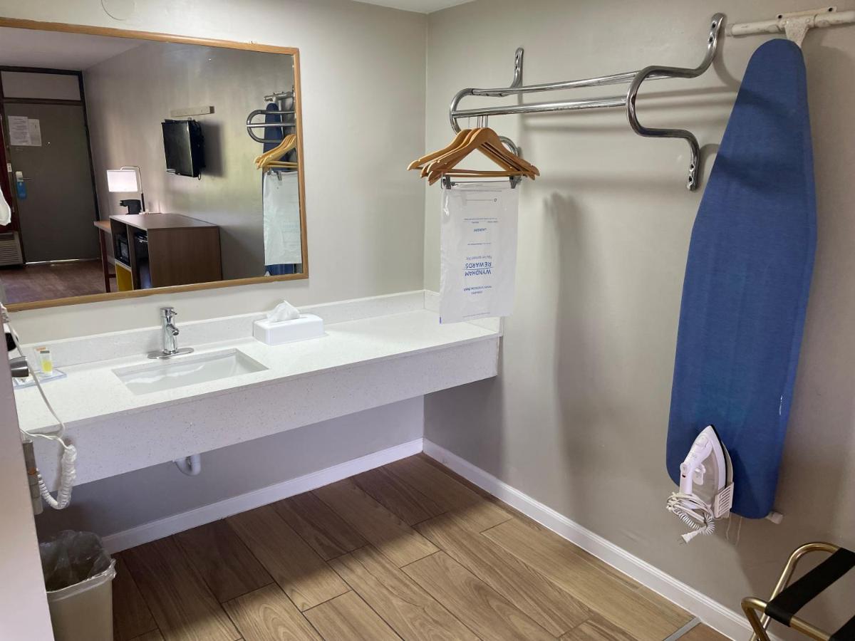 King Studio Suite - Non-Smoking at Days Inn by Wyndham Valdosta/Near Valdosta Mall