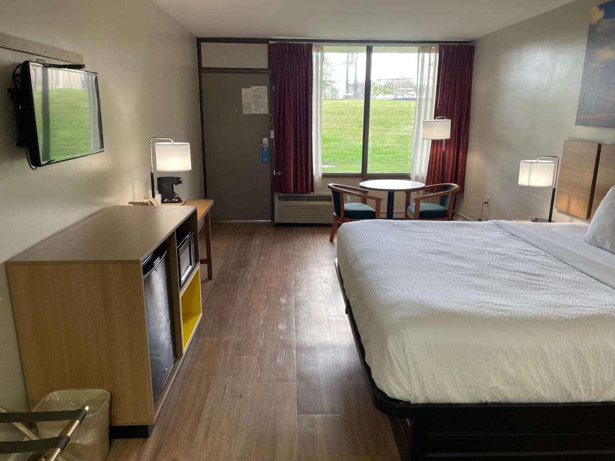 King Studio Suite - Non-Smoking at Days Inn by Wyndham Valdosta/Near Valdosta Mall