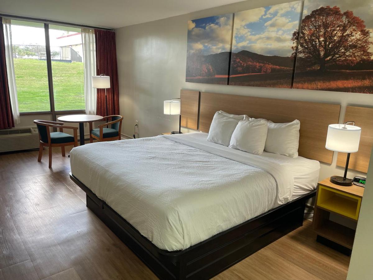 King Studio Suite - Non-Smoking at Days Inn by Wyndham Valdosta/Near Valdosta Mall