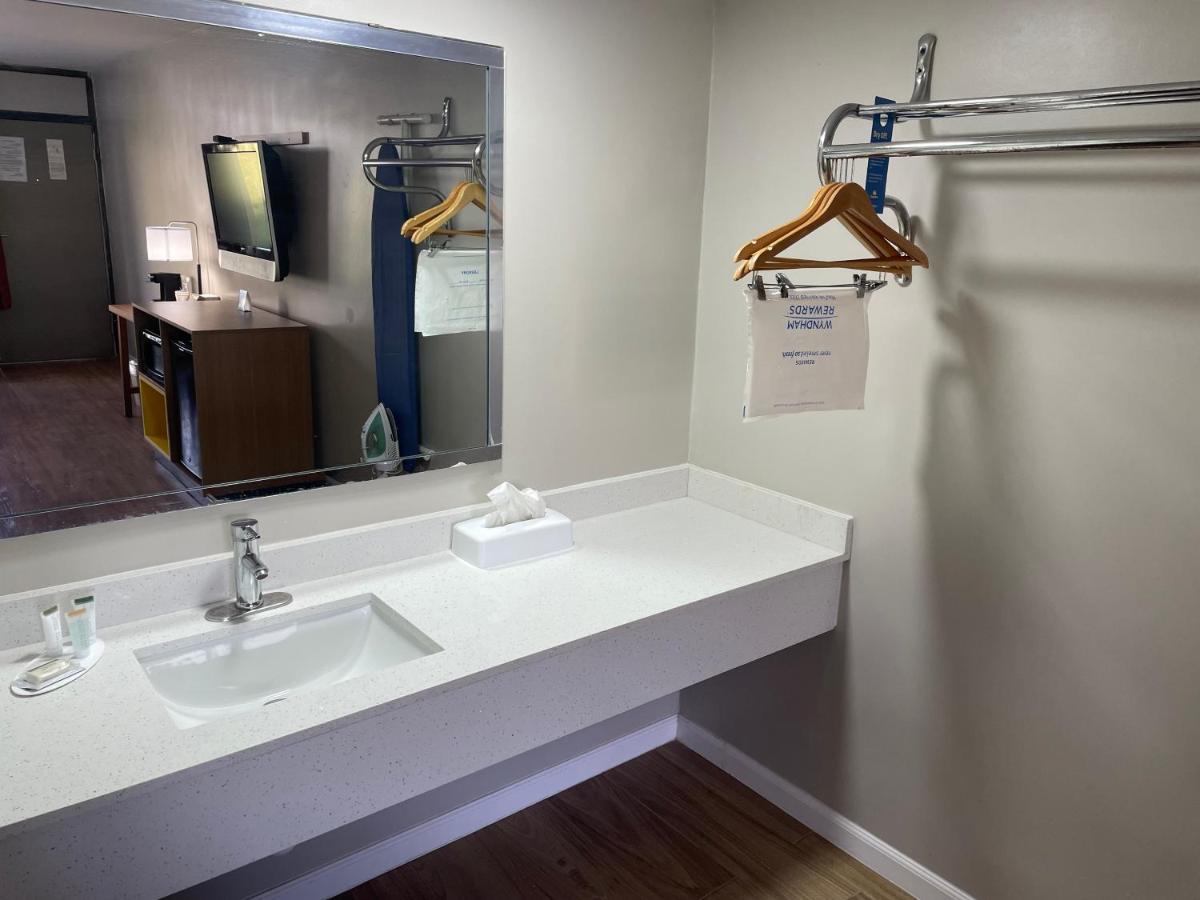 King Studio Suite - Non-Smoking at Days Inn by Wyndham Valdosta/Near Valdosta Mall