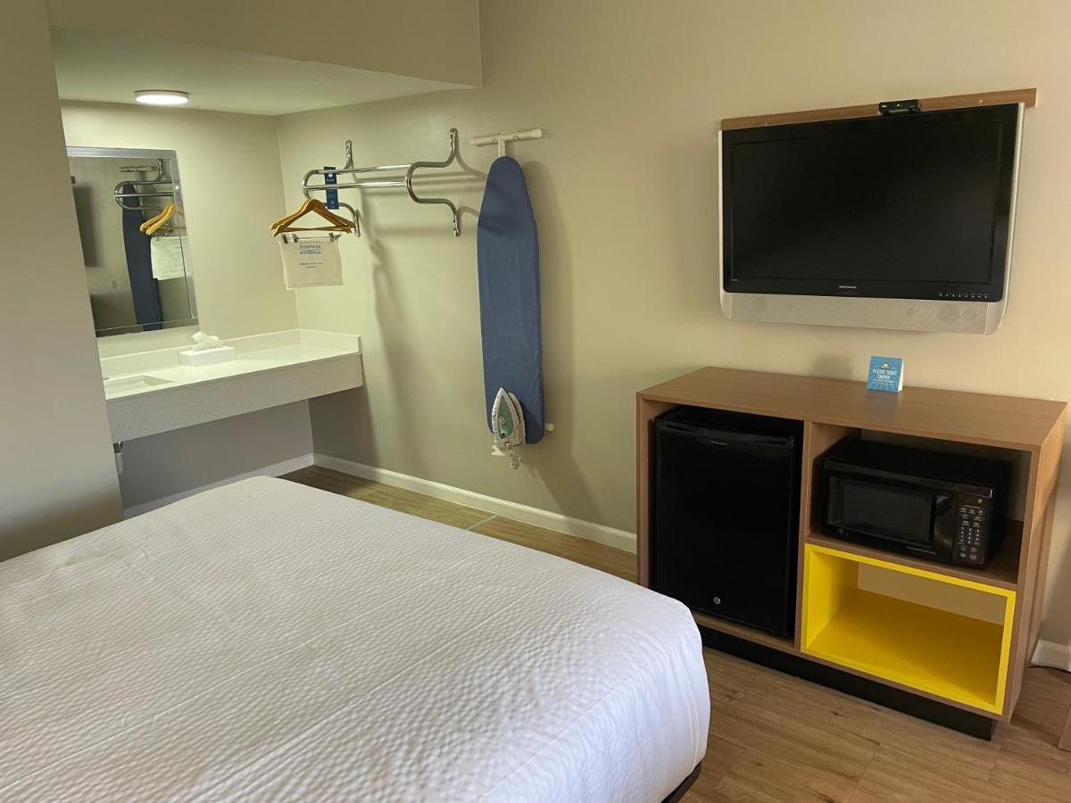 King Studio Suite - Non-Smoking at Days Inn by Wyndham Valdosta/Near Valdosta Mall